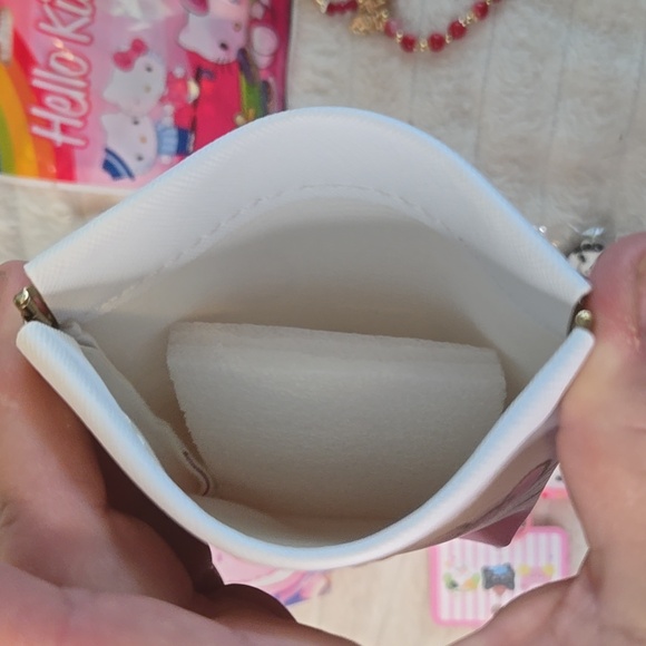 Hello Kitty Pink and White Gift Set with Accessories - Picture 7 of 11